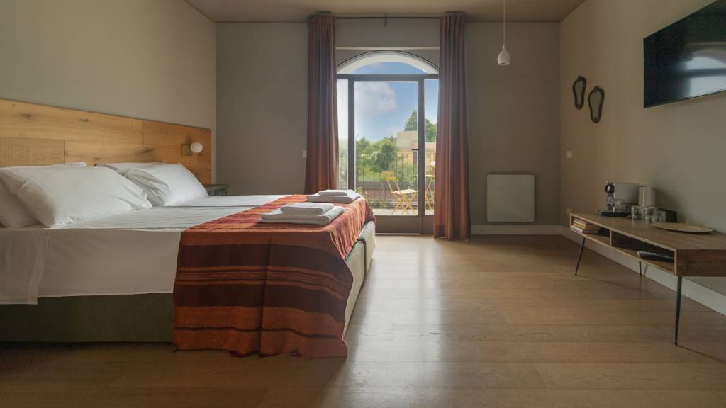 Luce-Boutique-Hotel-Fortunago-Pavia-pool-view-room-2-room-4a