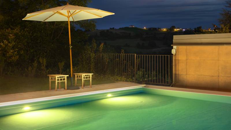 Luce-Boutique-Hotel-Fortunago-Pavia-esterni-e-piscina-25-07-esterno-piscina-notturno-a