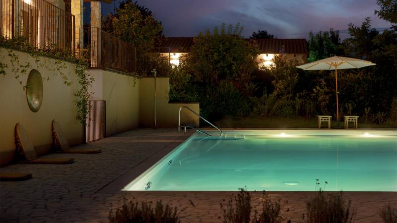 Luce-Boutique-Hotel-Fortunago-Pavia-esterni-e-piscina-25-07-esterno-piscina-notturno-b