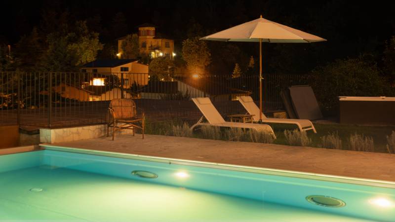 Luce-Boutique-Hotel-Fortunago-Pavia-esterni-e-piscina-25-07-esterno-piscina-notturno